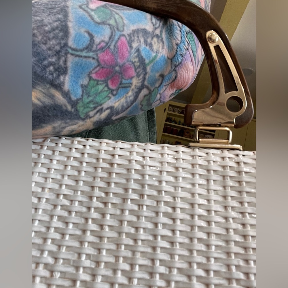 Rattan raffia woven crochet white 60โs kitschy mod purse with brass hardware - Picture 10 of 11